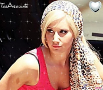  - Ashley Tisdale Glitarry