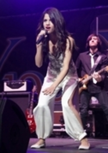 Selena Gomez - Y100 Jingle Ball 2010