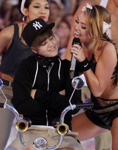 Justin Bieber a cantat cu Miley Cyrus