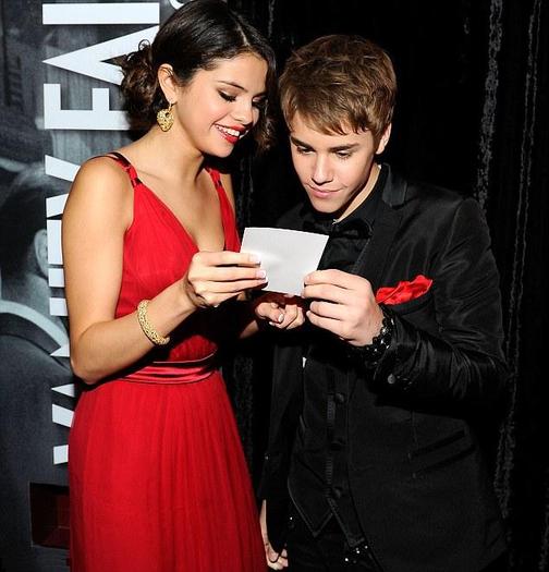 154244-bieber-gomez1 - 00 Selena si Justin cel mai frumos cuplu de la petrecerea oscarurilor vanity fair 00