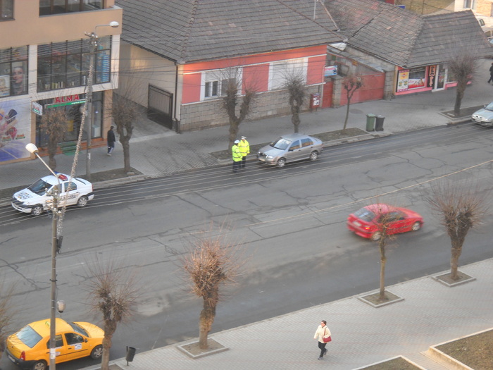 ....statia de taxiuri  este pustie; aici stau de obicei 20 de taxiuri,iar statia este doar pentru opt
 ....statia de taxiuri  este pustie; aici stau de obicei 20 de taxiuri,iar statia este doar pentru opt