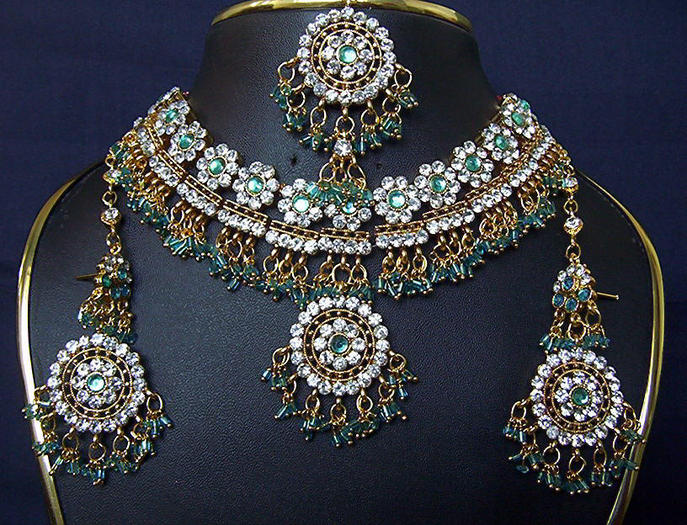 indian-bridal-wear-indian-heavy-jewelry-in-multi-color-4 - Bijuterii indiene2