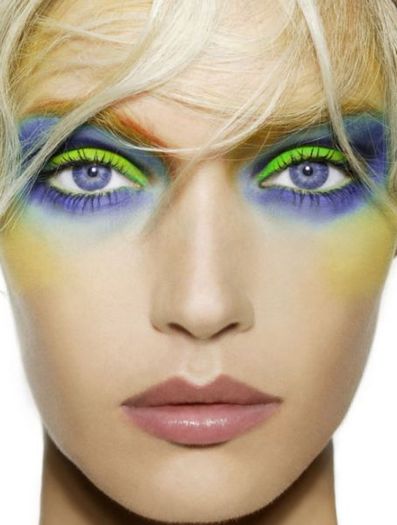 BrightGreenAndBlueEyesPinkLips05 - Ochi3