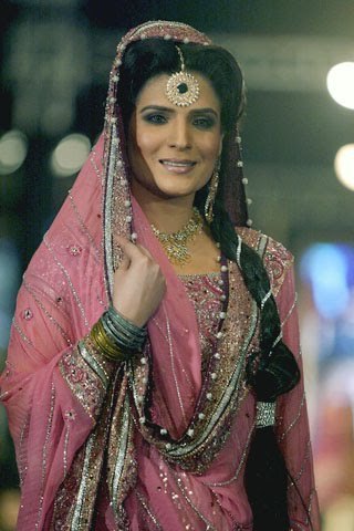 lajwanti_at_bridal_couture_week_11-www.Glamourhuntworld.Blogspot.com