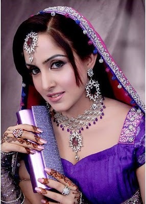 Pakistani Bridal Makeup Collection 2011-12 - 01 - www.Glamourhuntworld.Blogspot.com