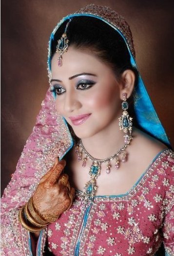Pakistani Bridal Makeup Collection 2011-12 - 04 - www.Glamourhuntworld.Blogspot.com - Podoabe indiene