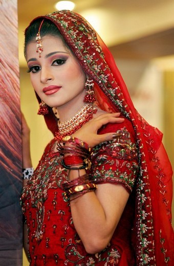 Pakistani-Bridal-with-Latest-Jewelry-and-Makeup-9 (1) - Podoabe indiene