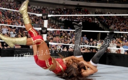 normal_r5~4 - eve torres vs the bella twins