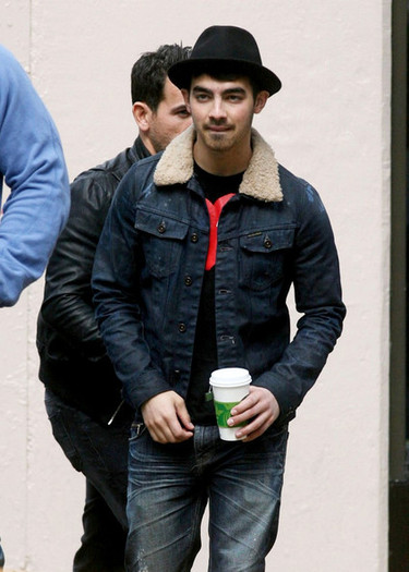 Joe+Jonas+Joe+Jonas+Starbucks+CbjORi2p4jUl