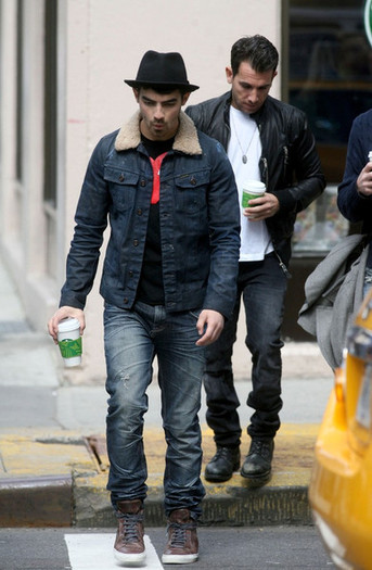 Joe+Jonas+Joe+Jonas+Starbucks+EAJqaML6dW0l