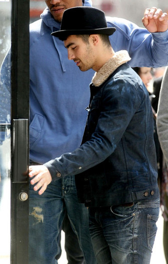 Joe+Jonas+Joe+Jonas+Starbucks+fQqPTSHcVtWl - Joe Jonas at Starbucks