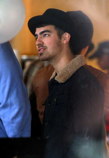 Joe+Jonas+Joe+Jonas+Starbucks+wL97waINoIHl - Joe Jonas at Starbucks