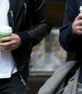 Joe+Jonas+Joe+Jonas+Starbucks+EAJqaML6dW0l_006