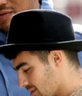 Joe+Jonas+Joe+Jonas+Starbucks+fQqPTSHcVtWl_002 - puzlle