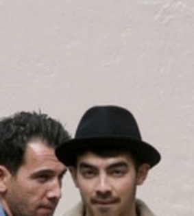 Joe+Jonas+Joe+Jonas+Starbucks+U0aX9HOSUbVl_002