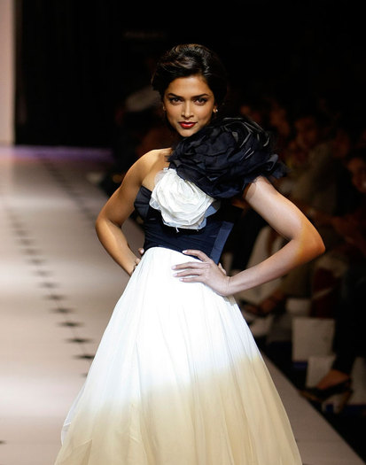 Deepika-Padukone-Hot-LFW-Bollyupdatescom-01[1] - Deepika poze