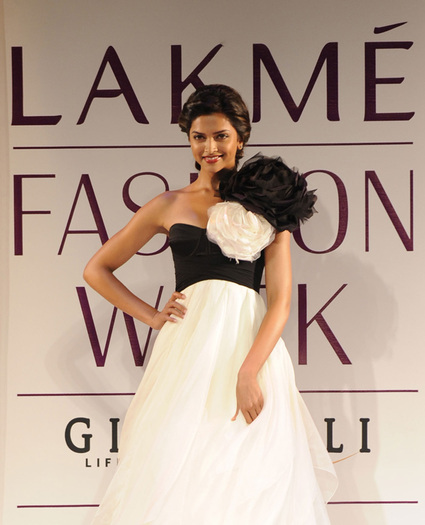 Deepika-Padukone-Hot-LFW-Bollyupdatescom-02[1] - Deepika poze