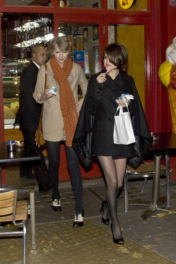 Taylor+Swift+leaves+hotel+night+out+Selena+1_vkHmgrdlJl