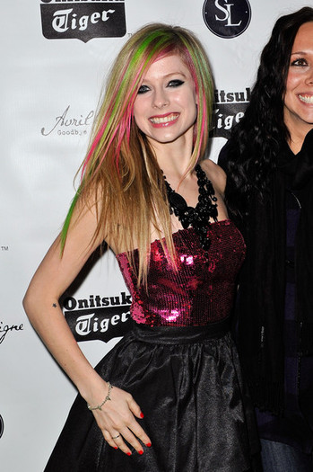 Avril+Lavigne+Avril+Lavigne+Album+Release+5_IyRkdKUczl - Avril Lavigne