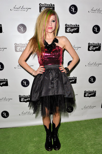 Avril+Lavigne+Avril+Lavigne+Album+Release+LTlh1wD65SBl
