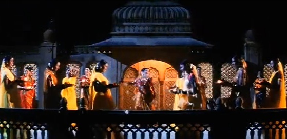 25 - Hum Dil De Chuke Sanam - Chand Chupa Badal Mein