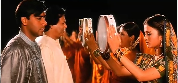 34 - Hum Dil De Chuke Sanam - Chand Chupa Badal Mein