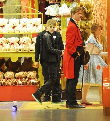  - 2011 At Hamleys Toy Shop With The Smith Family March 15th