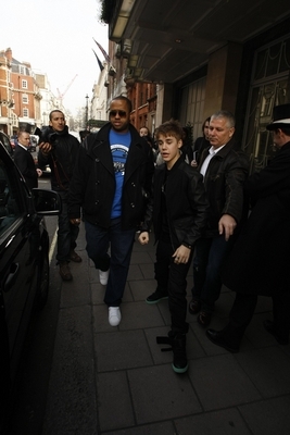  - 2011 Justin Leaving His Hotel March 15th