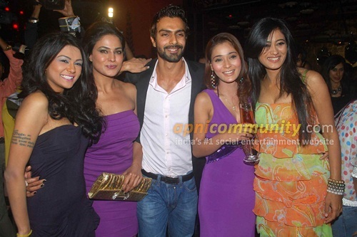 Shweta Tiwari and Veena Malik with Sara Khan and Ashmit Patel at Ashmit Patel Birthday Bash