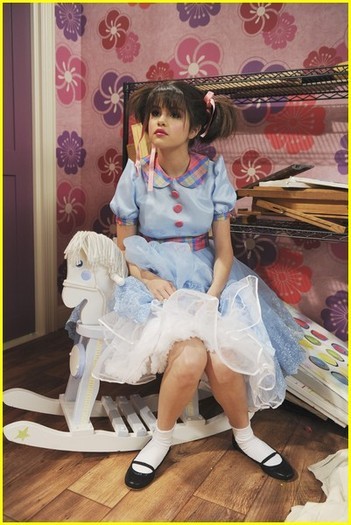 wizards-of-waverly-place-doll-house - Selena Gomez in episoade wizards of waverly places - xEpisoade din Wizards of Waverly Place