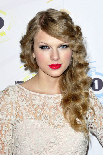 28298666_SMWKPDLTU - taylor swift