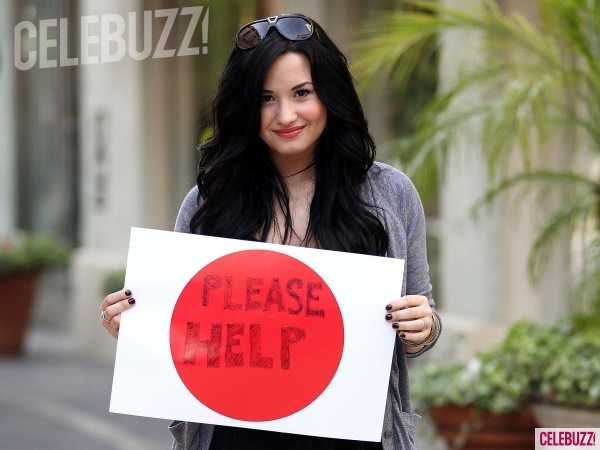 Demi-Lovato-Japan-Relief-2-600x450 - Demi Lovato ajuta Japonia