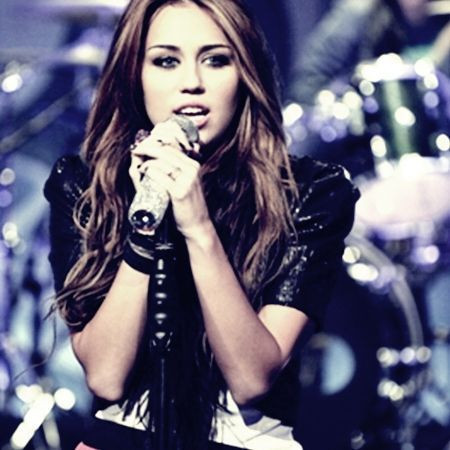 33250400_EKAHRQSEE - Miley Cyrus glittery