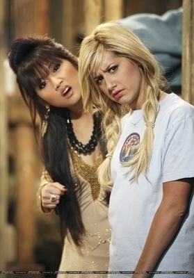 16561680_HUNXJJUZE - Ashley Tisdale si Brenda Song