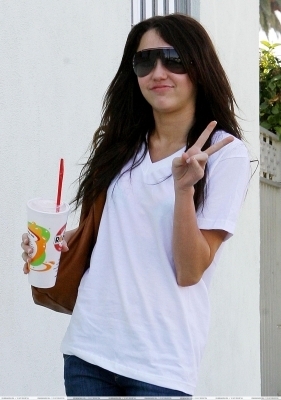 5 - Miley and Mandy getting Smoothies