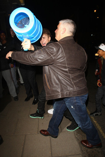 Justin+Bieber+Justin+Bieber+Jaden+Smith+London+1u18pyrpHO9l - justin bieber 2011