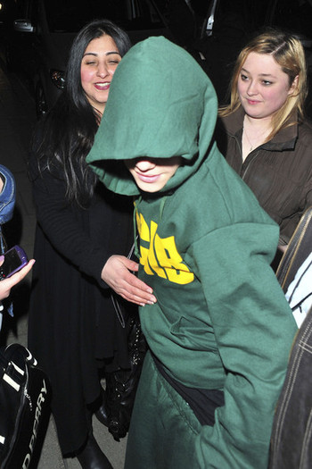 Justin+Bieber+Justin+Bieber+London+Hotel+4UhFkVVSUHPl - justin bieber 2011