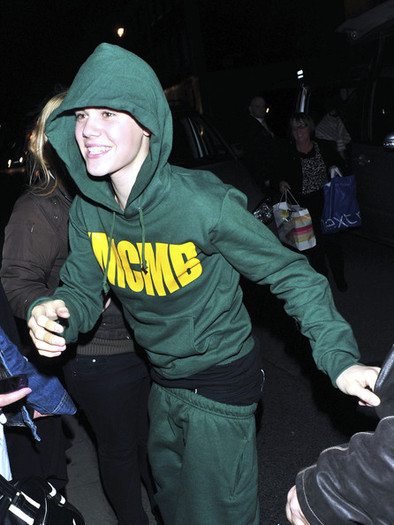 Justin+Bieber+Justin+Bieber+London+Hotel+43wNwUPiXMfl - justin bieber 2011