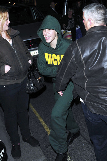 Justin+Bieber+Justin+Bieber+London+Hotel+qAN3VxJBzkwl - justin bieber 2011