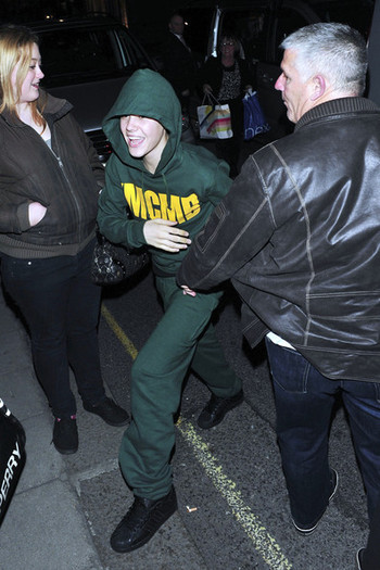 Justin+Bieber+Justin+Bieber+London+Hotel+w126hZJvSnal - justin bieber 2011