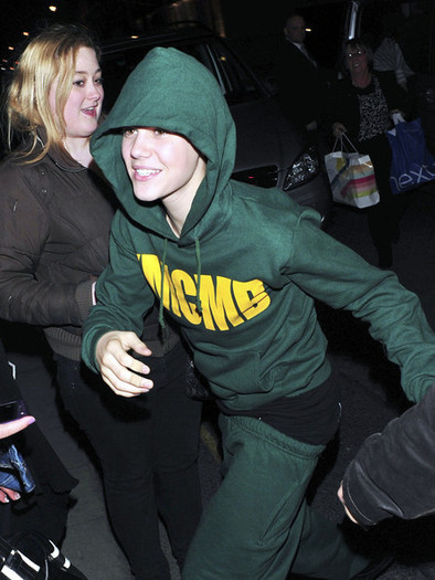 Justin+Bieber+Justin+Bieber+London+Hotel+xnNQcNTzzful - justin bieber 2011