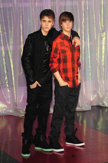 Justin+Bieber+Justin+Bieber+Madame+Tussauds+6yMtMawWjMHl - justin bieber 2011