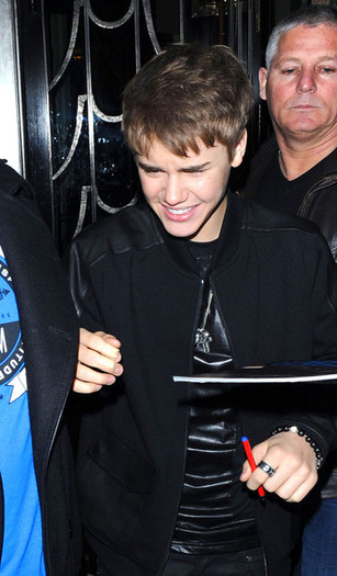 Justin+Bieber+Justin+Bieber+London+0YJXH5JHhkvl - justin bieber 2011