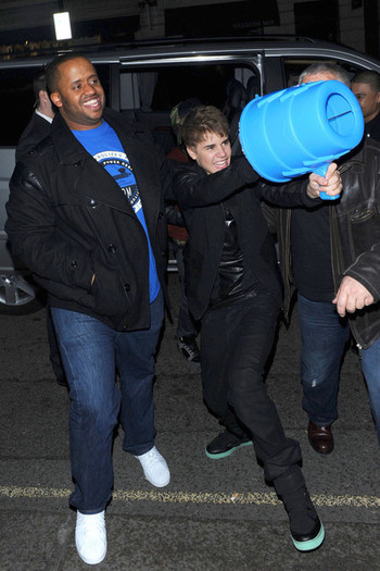 Justin+Bieber+Justin+Bieber+London+edoCRKE9M01l - justin bieber 2011