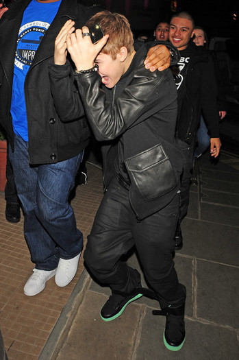 Justin+Bieber+Justin+Bieber+London+NJ3fjL0Ygggl - justin bieber 2011