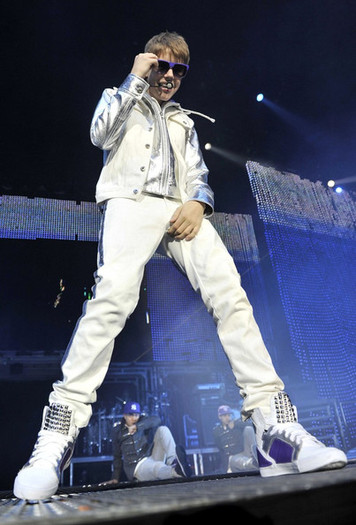 Justin+Bieber+Justin+Bieber+Performs+daYwVRKYjBbl - Justin Bieber Performs