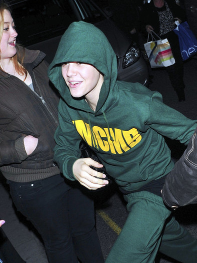 Justin+Bieber+Justin+Bieber+London+Hotel+YXc3DvUTZkql - Justin Bieber at a London Hotel