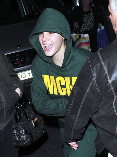 Justin+Bieber+Justin+Bieber+London+Hotel+zEKJxz8byKvl - Justin Bieber at a London Hotel