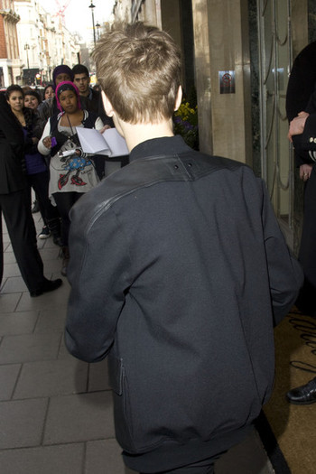 Justin+Bieber+Justin+Bieber+Leaves+Hotel+ANpU0UzeFHpl - Justin Bieber Leaves His Hotel