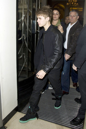 Justin+Bieber+Justin+Bieber+Leaves+Hotel+Q5lqIsH0hMSl - Justin Bieber Leaves His Hotel